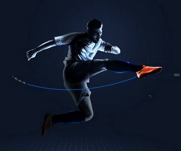 Der Schuss eines Fussballers in orangefarbenen Schuhen